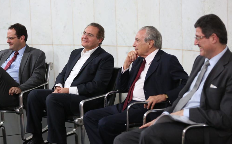 Renan Calheiros, Michel Temer, Eduardo Cunha, ministros e líderes do PMDB, discutem com Joaquim Leby medidas econômicas