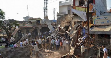Explosão mata cem índia