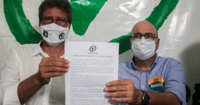 Rogério Menezes, candidato do PV à prefeitura de Campinas no primeiro turno, e Dário Saadi (Republicanos) assinam carta compromisso para avançar nas políticas de sustentabilidade em Campinas. | Foto: Divulgação